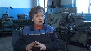 Уникальная женщина в 73 года работает в цехе токарем