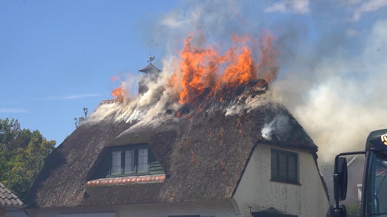 Grote woningbrand rieten kap Heythuysen