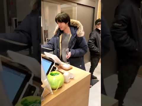 مترجم سوكجيني هيونق خاصتنا أشترى وجبات طعام للموظفين كذلك الرائع جين شكر ا على الوجبة هيونق