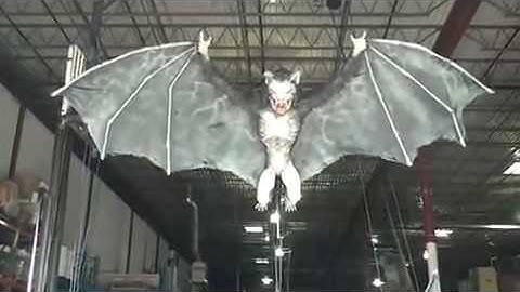 HAUNTEDPROPS.COM  Flying Vampyre Bat