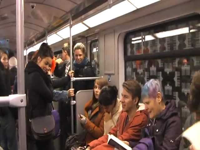 Lachen in der U-Bahn - official class=