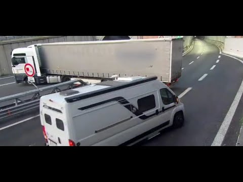 Folle inversione ad U sull'autostrada A10