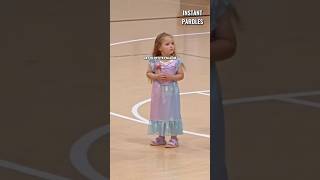 Cette petite fille retrouve la joie en voyant sa mère dans le public #shorts