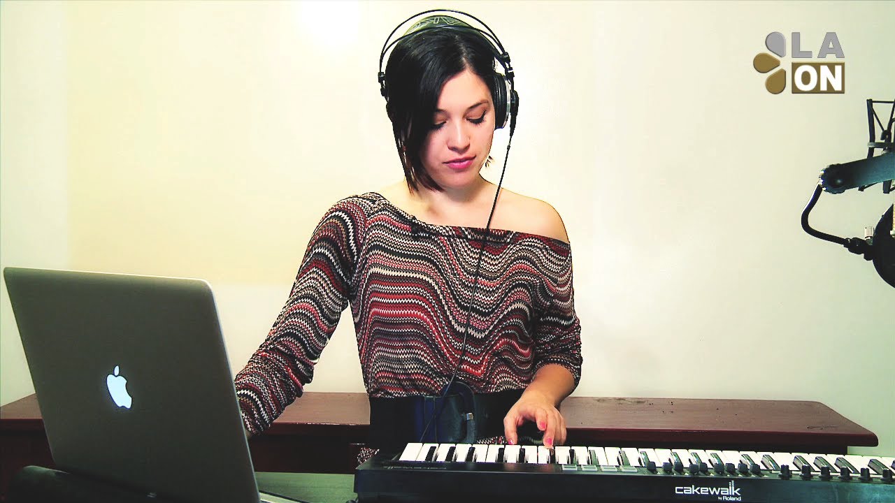 Awesome Girl DJ producer, composing her own trap music in Romania: Karina Lis