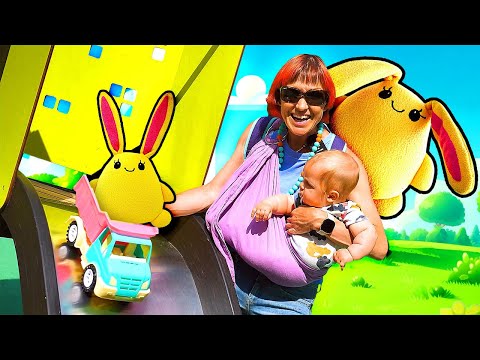 Видео: Мама для Лаки - Маша Капуки едет на электробусе и гуляет в парке с малышами  - Игры в дочки матери