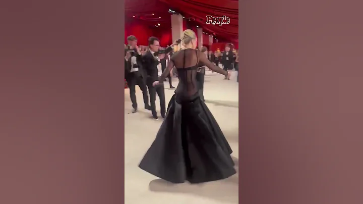 Lady Gaga Helps a Photographer After He Falls on the Oscars Carpet #Shorts #Oscars - DayDayNews