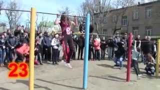 Street Workout (Girl does 41 pull ups !! )