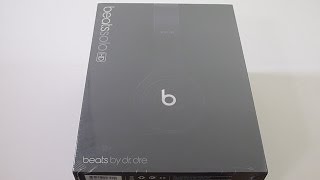 First Look: Matte BLACK Beats Solo HD(Retails for $199 USD. more info here: www.beatsbydre.com., 2013-10-18T04:28:18.000Z)