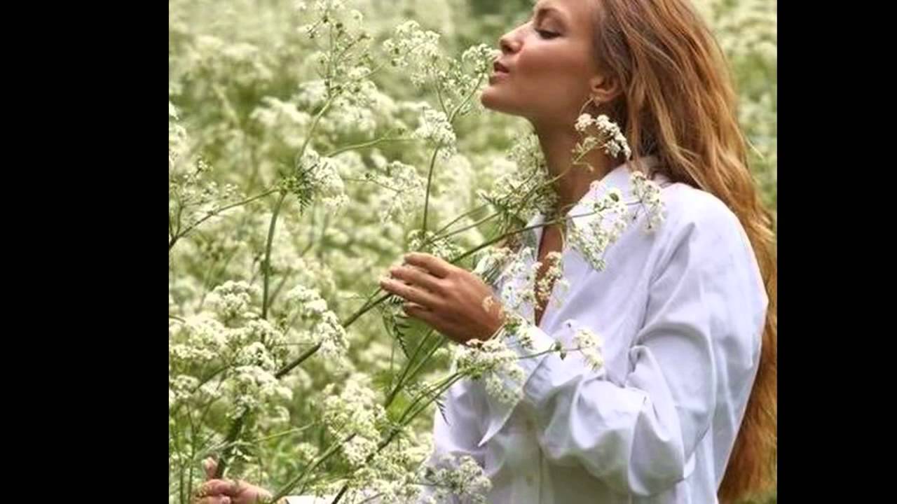 В воздухе пахнет травой. Девушка и полевые цветы. Девушка в полевых цветах. Фотосессия в цветах. Фотосессия в луговых цветах.