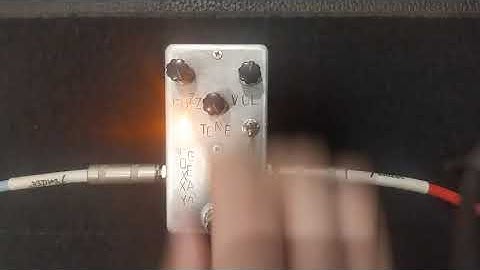 Lynx.FX Foxxy Gear Octave Fuzz (fOXX Tone Machine clone) guitar demo