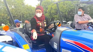 Bupati Nina Saksikan Penyerahan Bantuan Alsintan untuk Petani