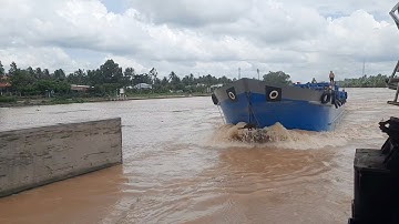 Ghe.sà lan dũng mãnh vượt cống ngăn mặn