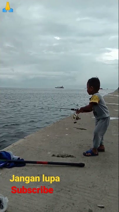 anak kecil mancing d laut ni bos 🤭
