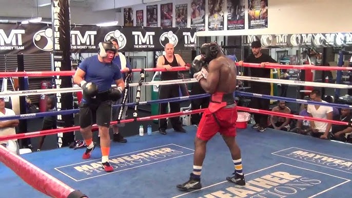Heavyweights go all out at the Mayweather Boxing Club w/ Floyd Mayweather -  YouTube