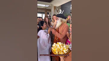 Sadhguru Meets Volunteers Before Departing from Bali.