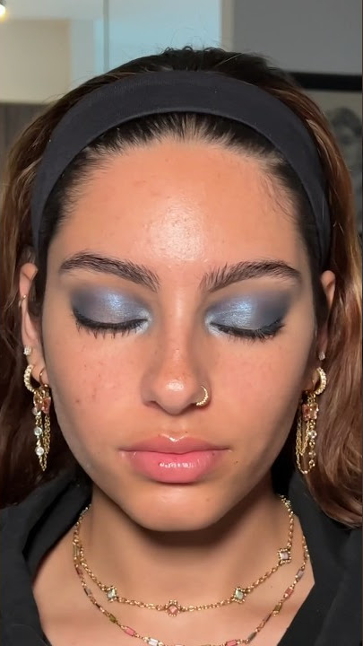 HOW TO: Emma Chamberlain dramatic blue smokey eye look