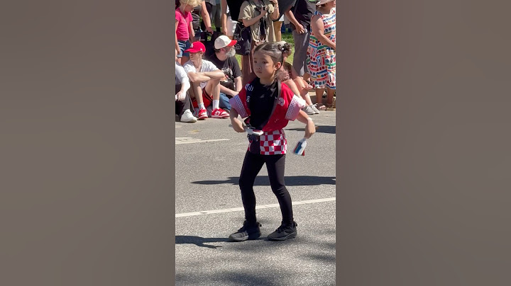 Adorable Little Girl Steals the Show at Moomba Parade! ✨💃