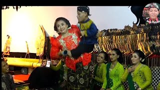 Little Uncek is carried by Mboke Dembik | Ki Kusni Kesdik