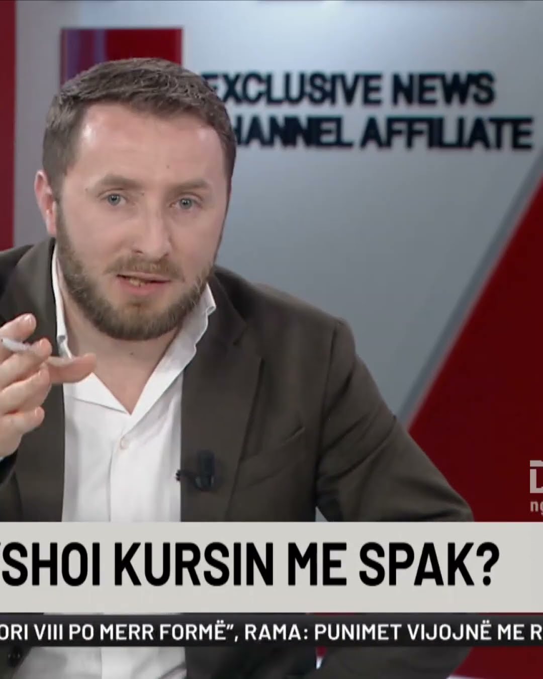 Monitorime/ Gazetari debat me moderatoren që s'e lë të flas - Fiks Fare