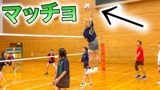 (Volleyball match) The bodybuilder's attack style is very good.