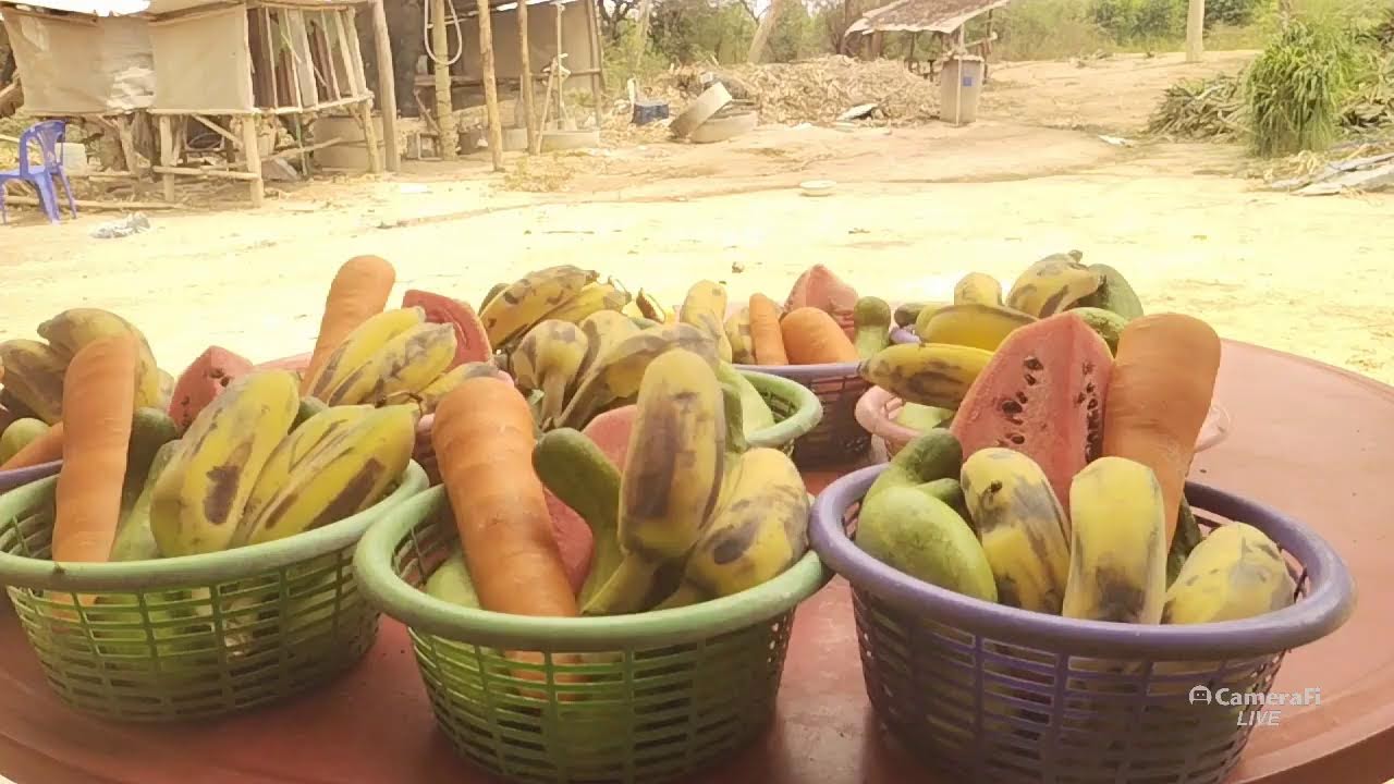 ตลาดผักและผลไม้หวาน ๆ ค่ะ   คุณแม่จ๋า