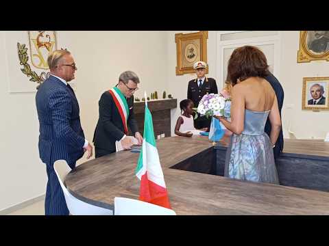 Video Il magnate filantropo sceglie Baiano per dire sì