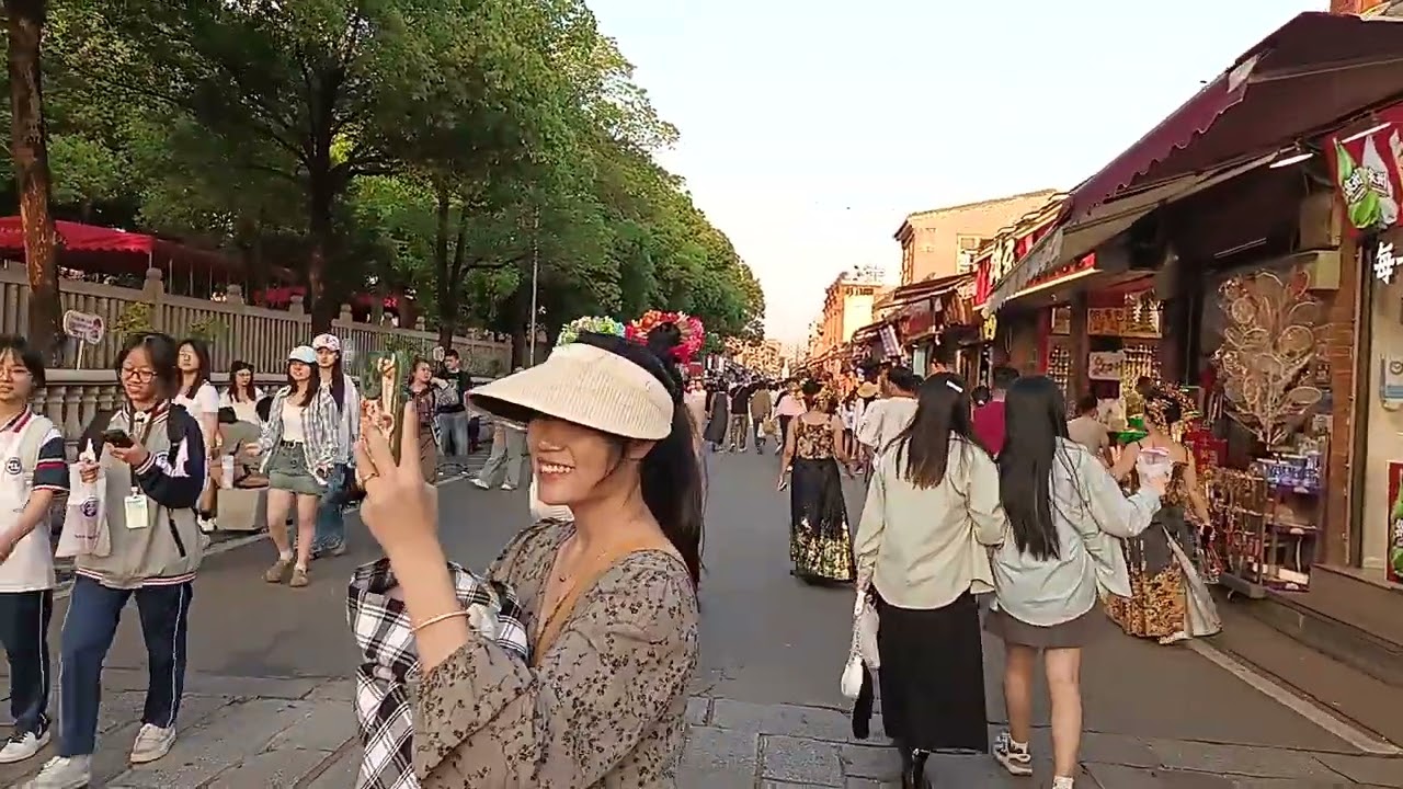 在泉州市鲤城区西街光光亮亮散散步