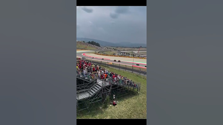 Marc Márquez menyalip Pecco Bagnaia saat sprint race di Mugello 2025