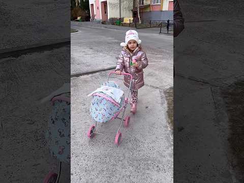 Кудряшки на прогулке #ляля #гуляет #коляска #бэби