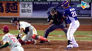 20131027 CPBL 犀牛vs獅 4上 高志綱這一漏損失大了 林益全跑回犀牛第一分