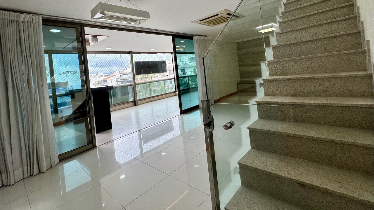Belíssima cobertura duplex 285 m2 com 4 suítes, frente mar, Posto 9 na praia do Recreio. 🏖️