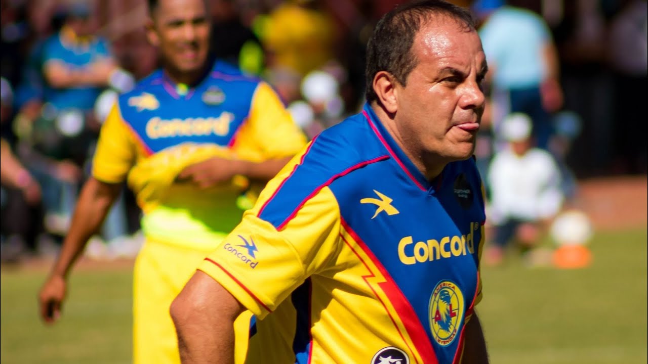 VIDEO: Cuauhtémoc Blanco noquea a portero de Chivas en juego de leyendas - Soy Referee