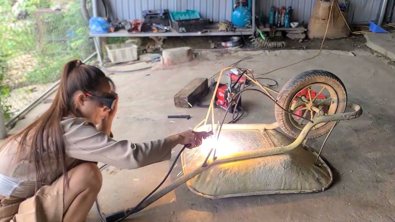 Cô gái có kỹ năng sửa chữa thiên phú: sửa chữa thiết bị nông nghiệp giúp bà con nông dân.