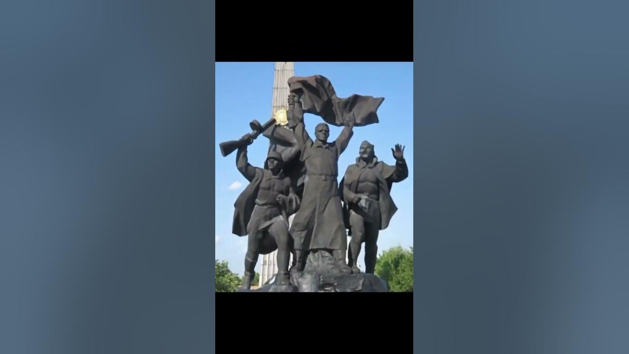 ВСТАНЕМ! Ожившие Памятники.... очень трогательно.... - YouTube