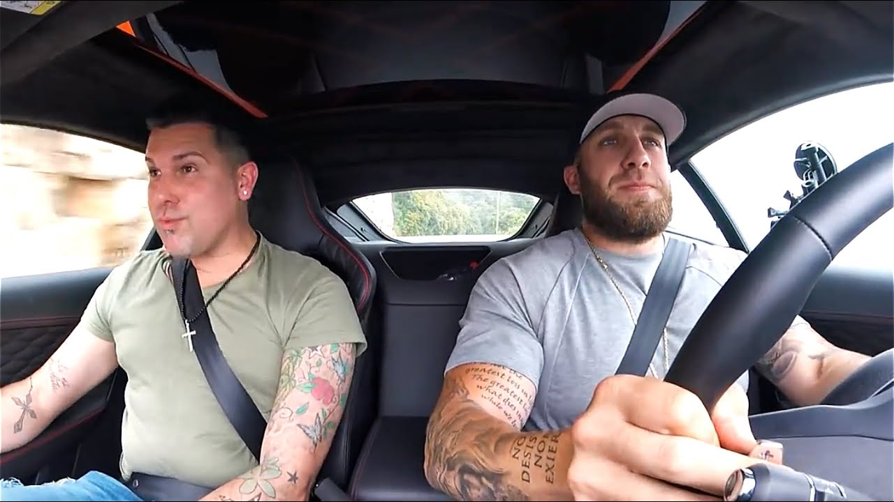 Sa première fois en SUPERCAR !! Il conduit la SVR !!