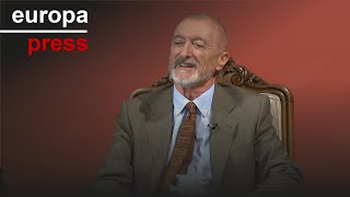 Pérez-Reverte presenta el boceto de la escultura de Alatriste y elude el combate RAE/Cervantes