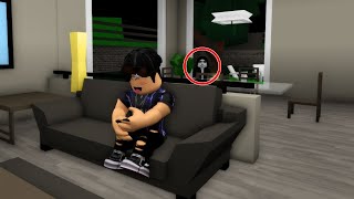 FUI PERSEGUIDO POR ESSE HOMEM ASSUSTADOR NO BROOKHAVEN! 😨 - Roblox