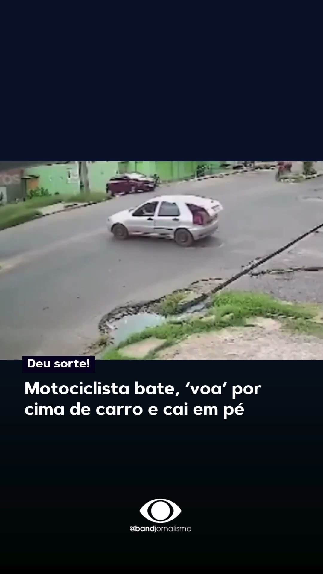 Motociclista bate, ‘voa’ por cima de carro e cai em pé