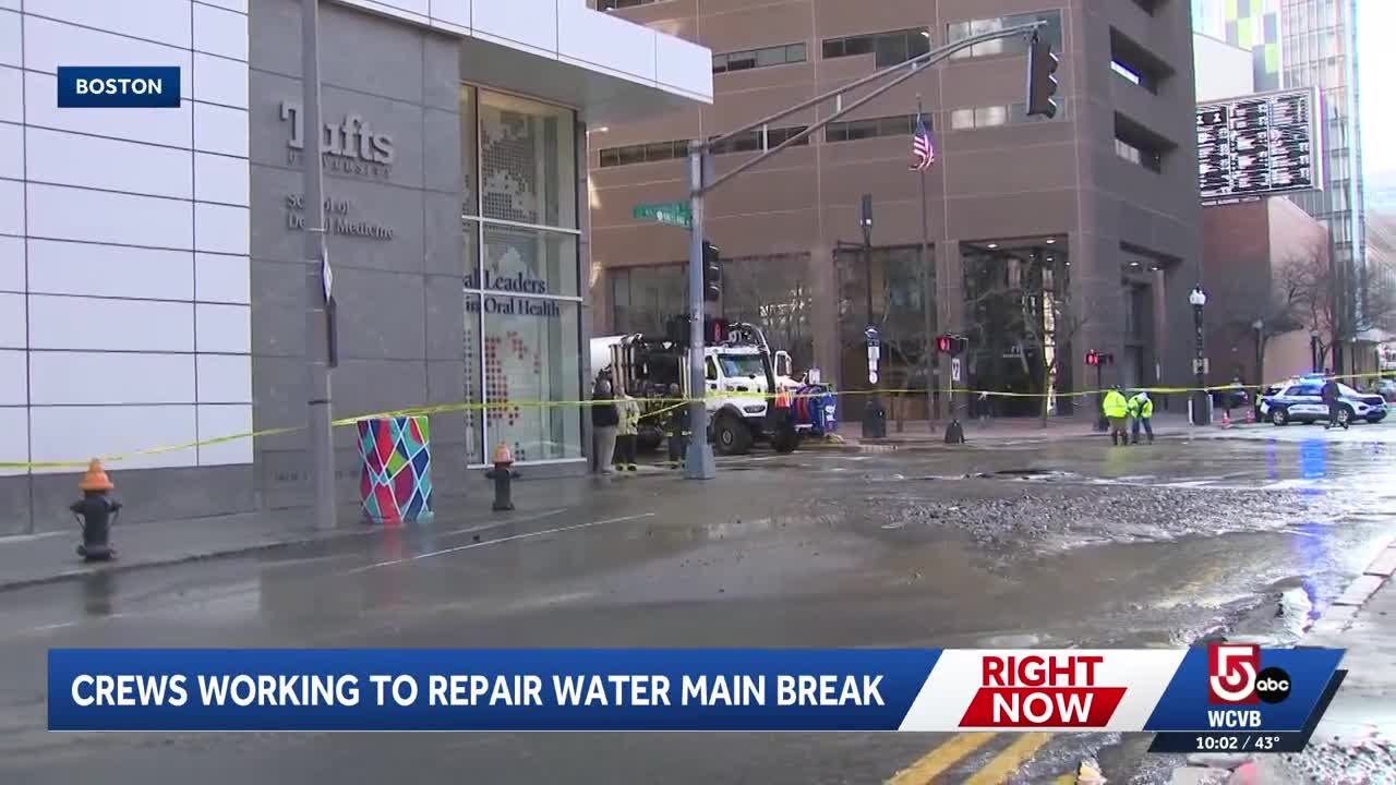 Crews working to repair water main break in Downtown Boston - YouTube