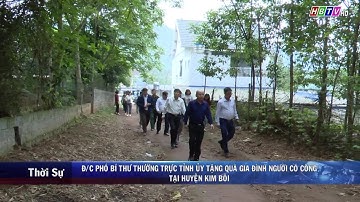 Đ/c Bùi Đức Hinh PBT TTTU  Hòa Bình tặng quà gia đình người có công tại huyện Kim Bôi