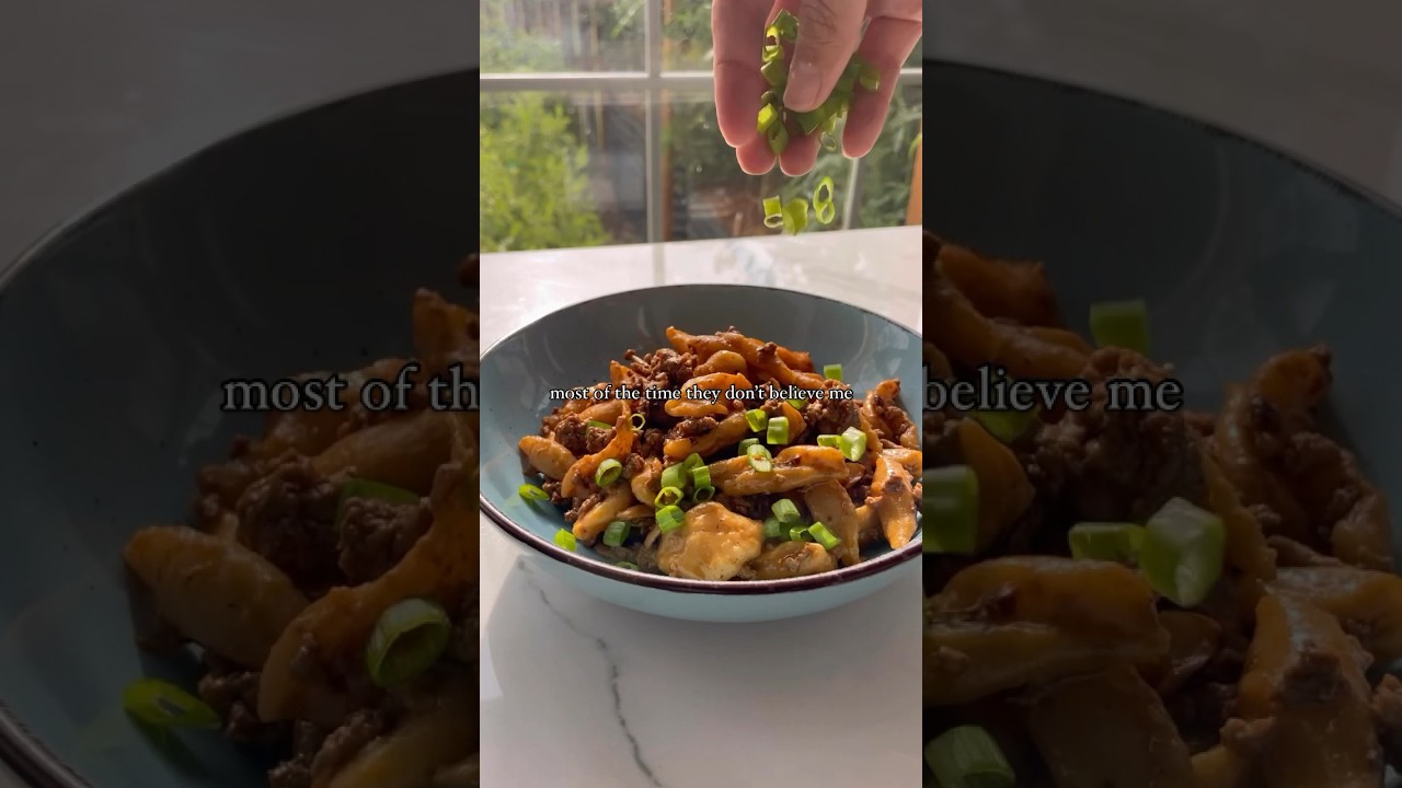 Острая лапша, нарезанная ножницами, с пикантной говядиной и жареными грибами