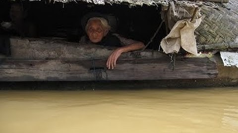 Nước mắt của người dân sau cơn lũ