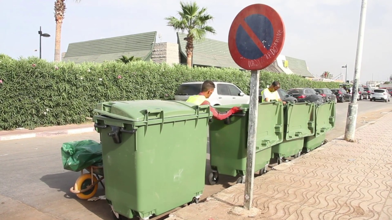 حاويات جديدة بكورنيش الناظور لتسهيل عملية رمي الأزبال والنفايات