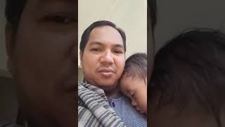 Ayah lagi gendong anak sedang tidur