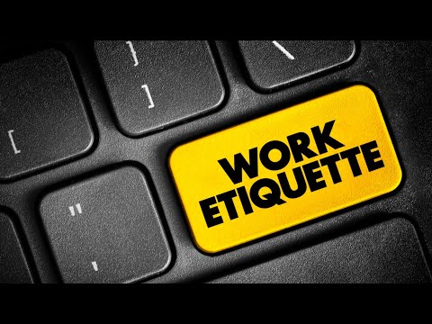 كلمة مهمة عن استخدام سلة الملابس لملء كوب من الماء