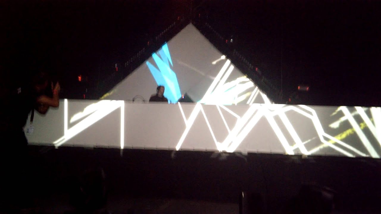 Sumotronik 27/10/13 - SebastiAn "Aerodynamic + & Down"