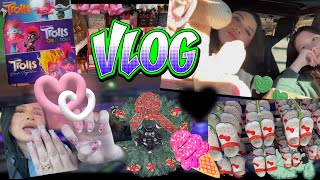 Vlog13 : Christmas and getting our nails done ,bowling