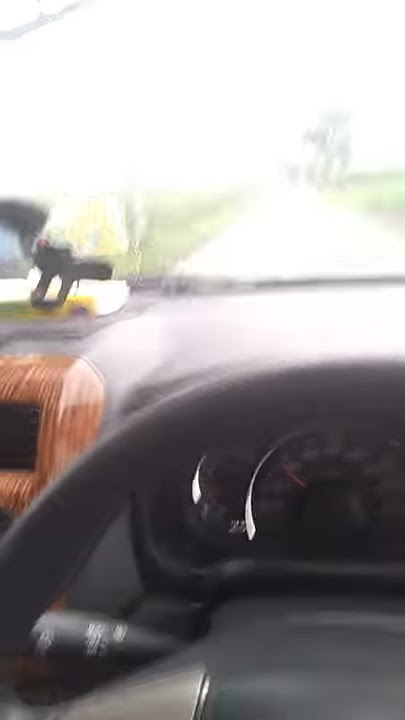 Story WA IG nyetir mobil saat hujan