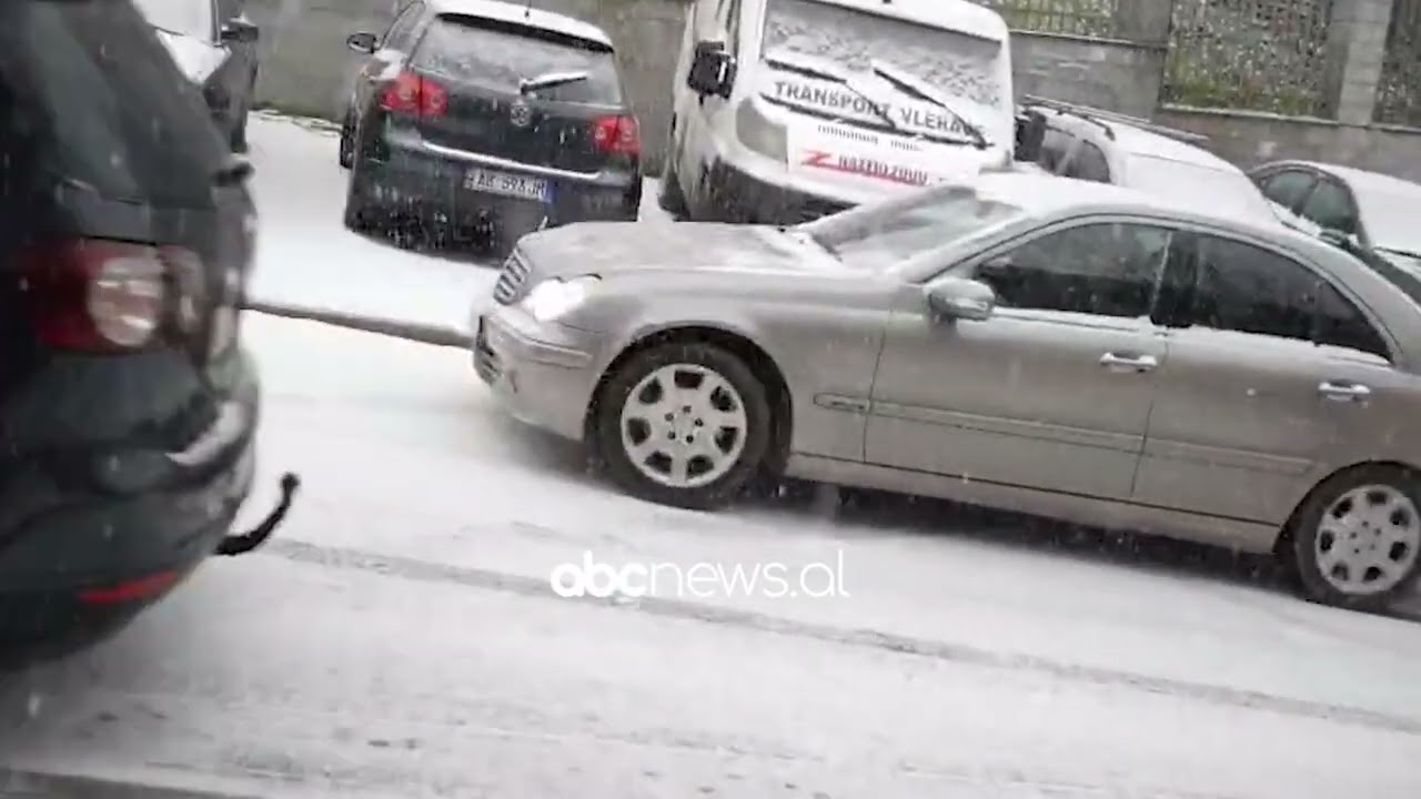 Zbardhet Librazhdi, dëbora vështirëson qarkullimin e automjeteve