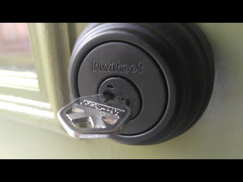 Video: Hvordan nulstiller jeg min Kwikset gennøgle?